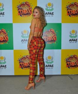 Luísa Sonza feet photo thumbnail