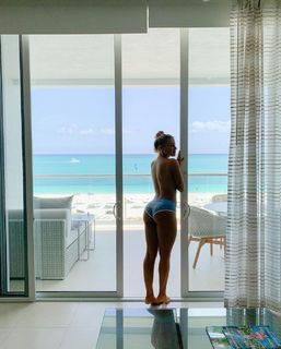 Luísa Sonza feet photo thumbnail
