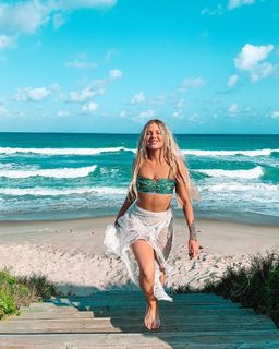 Luísa Sonza feet photo thumbnail