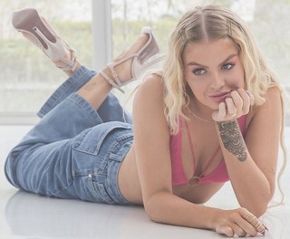 Luísa Sonza feet photo thumbnail