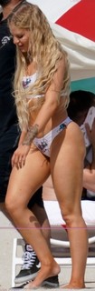 Luísa Sonza feet photo thumbnail