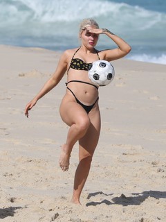 Luísa Sonza feet photo thumbnail