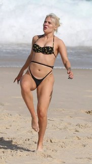 Luísa Sonza feet photo thumbnail