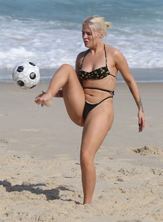 Luísa Sonza feet photo thumbnail