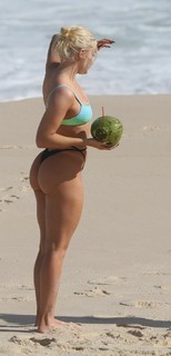 Luísa Sonza feet photo thumbnail