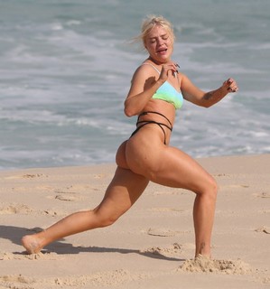 Luísa Sonza feet photo thumbnail