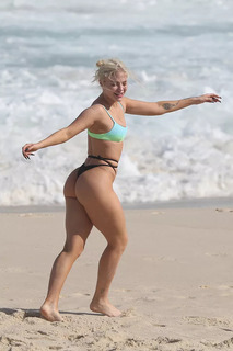 Luísa Sonza feet photo thumbnail
