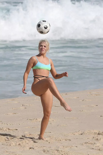 Luísa Sonza feet photo thumbnail