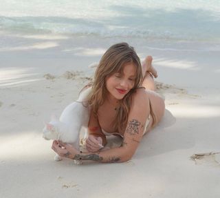 Luísa Sonza feet photo thumbnail