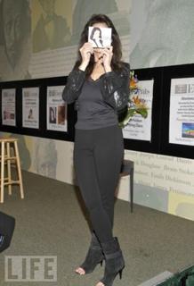 Lynda Carter feet photo thumbnail
