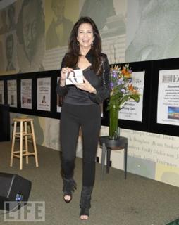 Lynda Carter feet photo thumbnail