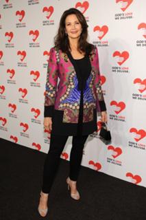 Lynda Carter feet photo thumbnail