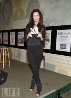 Lynda Carter feet photo thumbnail