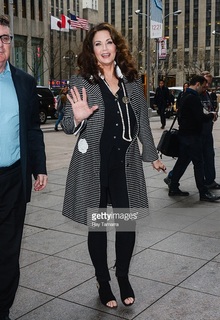 Lynda Carter feet photo thumbnail