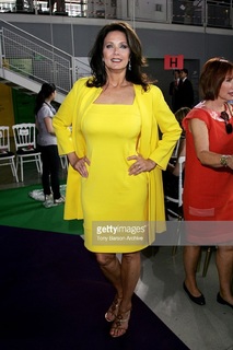 Lynda Carter feet photo thumbnail