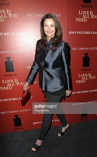 Lynda Carter feet photo thumbnail