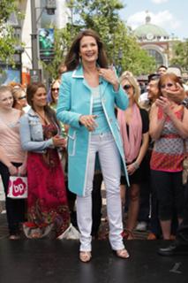 Lynda Carter feet photo thumbnail