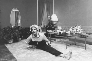Lynda Carter feet photo thumbnail