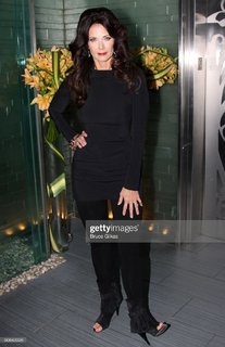 Lynda Carter feet photo thumbnail