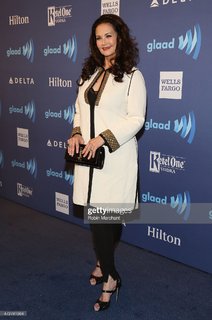 Lynda Carter feet photo thumbnail