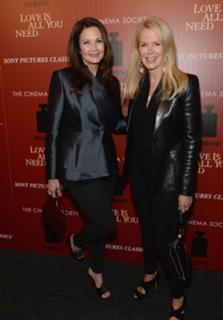 Lynda Carter feet photo thumbnail