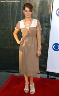 Lyndsy Fonseca feet photo thumbnail