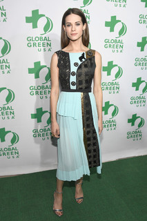 Lyndsy Fonseca feet photo thumbnail