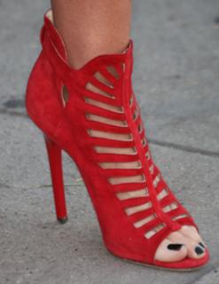 Lynn Collins feet photo thumbnail