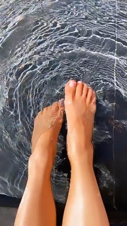 Lyssa Roberts feet photo 1