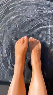 Lyssa Roberts feet photo 20