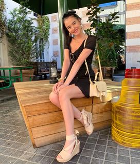 Léa Elui feet photo thumbnail