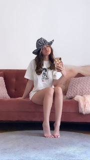 Léa Elui feet photo thumbnail