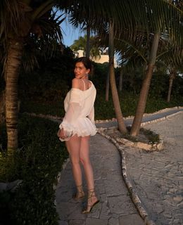 Léa Elui feet photo 16