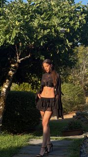 Léa Elui feet photo 16