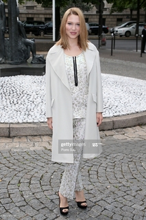Léa Seydoux feet photo thumbnail