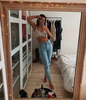 Léna Mahfouf feet photo thumbnail