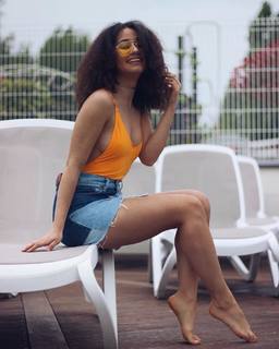 Léna Mahfouf feet photo thumbnail