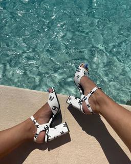 Léna Mahfouf feet photo thumbnail