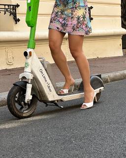 Léna Mahfouf feet photo thumbnail