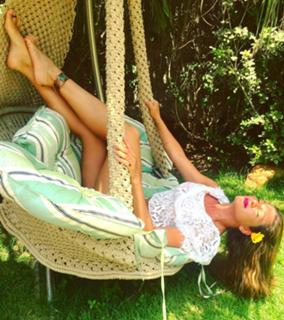 Lívia Andrade feet photo thumbnail