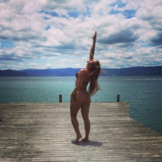 Lívia Andrade feet photo thumbnail