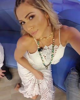 Lívia Andrade feet photo thumbnail