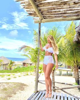Lívia Andrade feet photo thumbnail