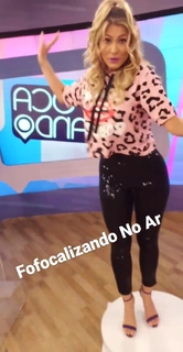 Lívia Andrade feet photo thumbnail