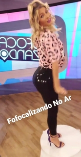 Lívia Andrade feet photo thumbnail