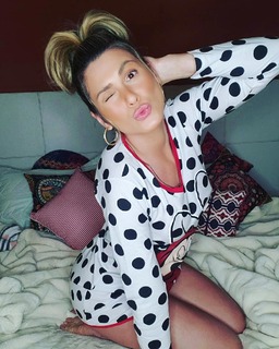 Lívia Andrade feet photo thumbnail