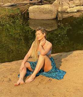 Lívia Andrade feet photo thumbnail