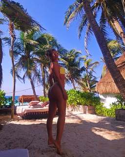 Lívia Andrade feet photo thumbnail