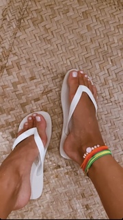 Lívia Nunes Marques feet photo 4