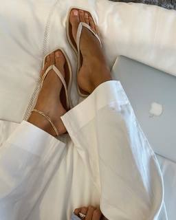 Lívia Nunes Marques feet photo 13